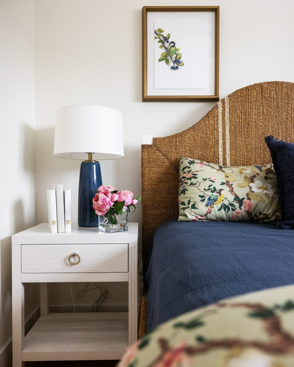 A quiet pop of color.
Just enough to bring depth, contrast, and a sense of life to the room.
@universalfurn