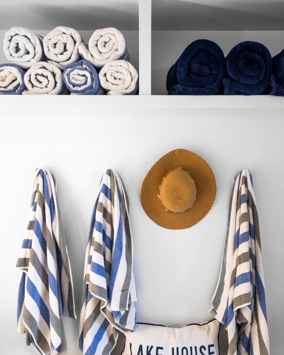 The first signs of lake house
season.

Towels stacked, boat days on the mind, and summer starting to settle in one little detail at a time.