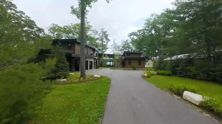 This home was made for lake days and everything that comes after. Beautifully designed, effortlessly inviting, and full of those QM details.

@harborviewcustombuilders